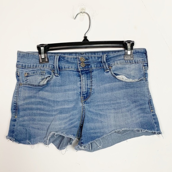 Denizen from Levi's Pants - 🍩Denizen from Levi’s Cut-Off Denim Shorts Size 27